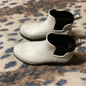 UGG WOMENS WHITE BOOTS.